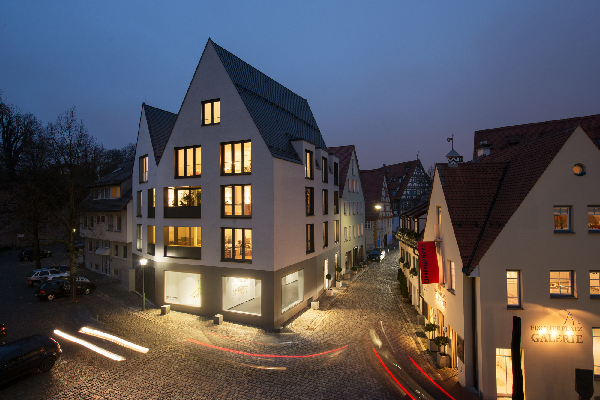 乌尔姆历史古城新公寓楼,双坡屋顶与玻璃底商空间设计-15