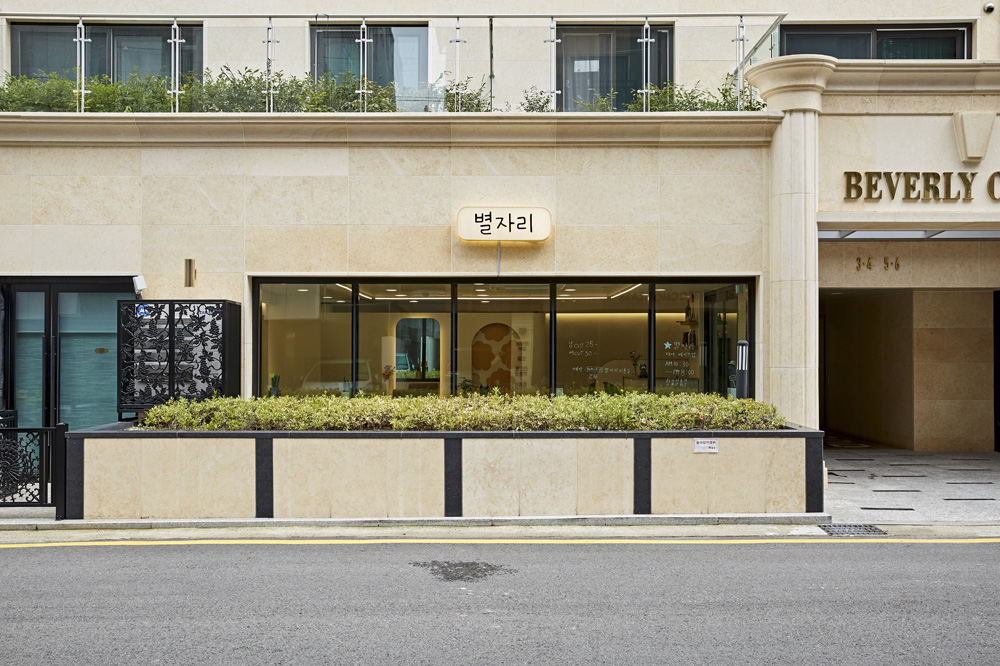 12 平米美妆室的现代白色风格设计-2