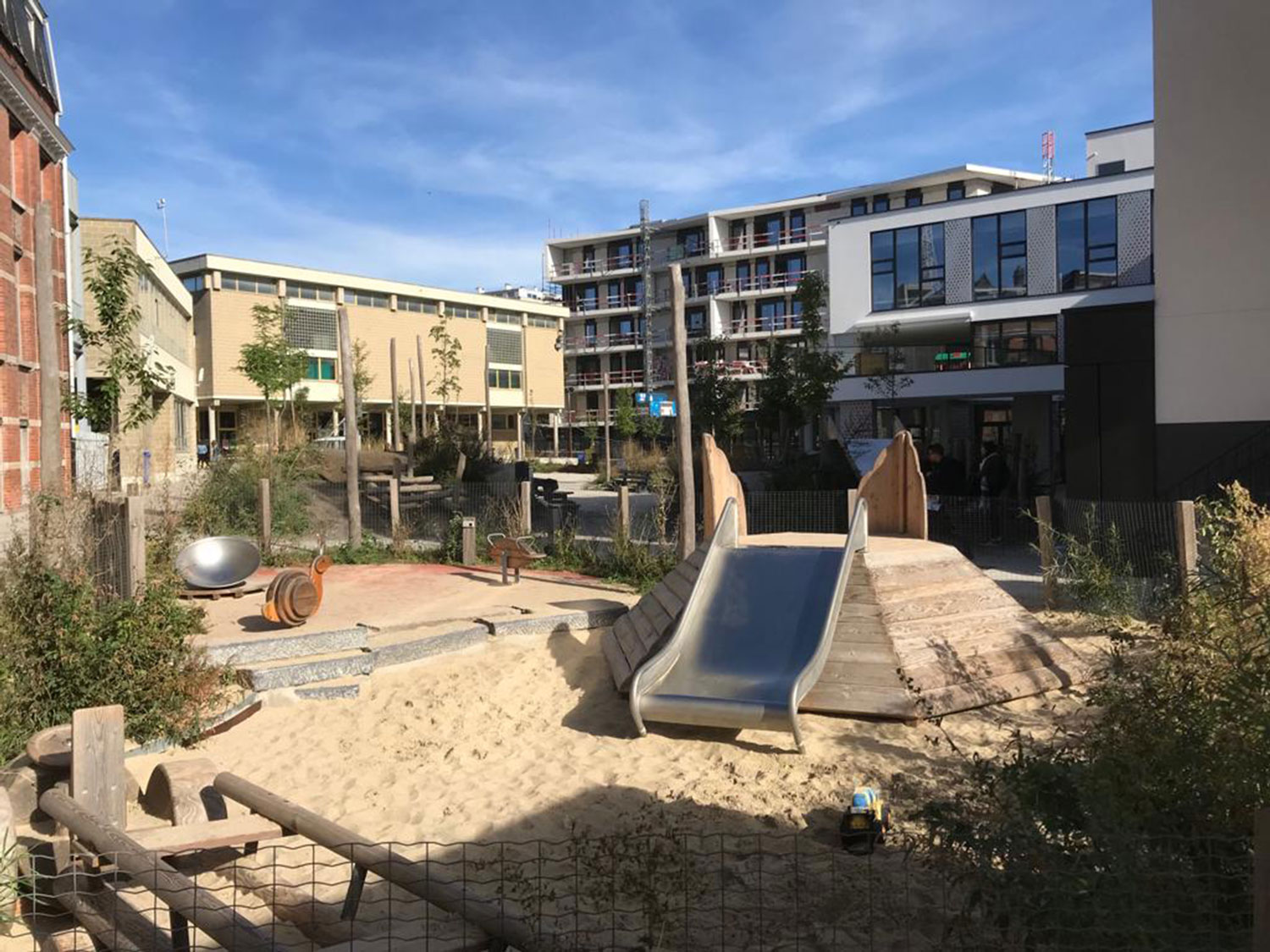 比利时校园灰色操场变身绿色冒险乐园-12