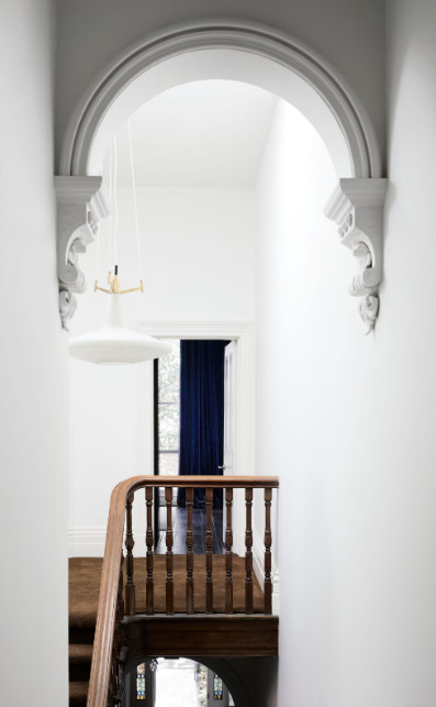 金色的;金黄色的;金的;金制的-119