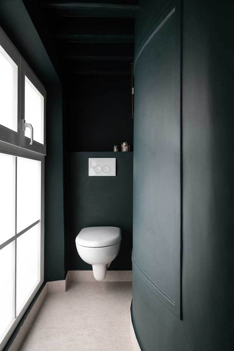 巴黎红色墙面的阁楼公寓设计-16