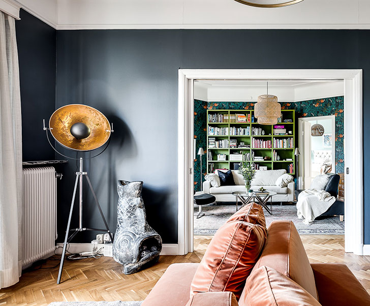 斯德哥尔摩黑色公寓里的活力花卉墙纸-24