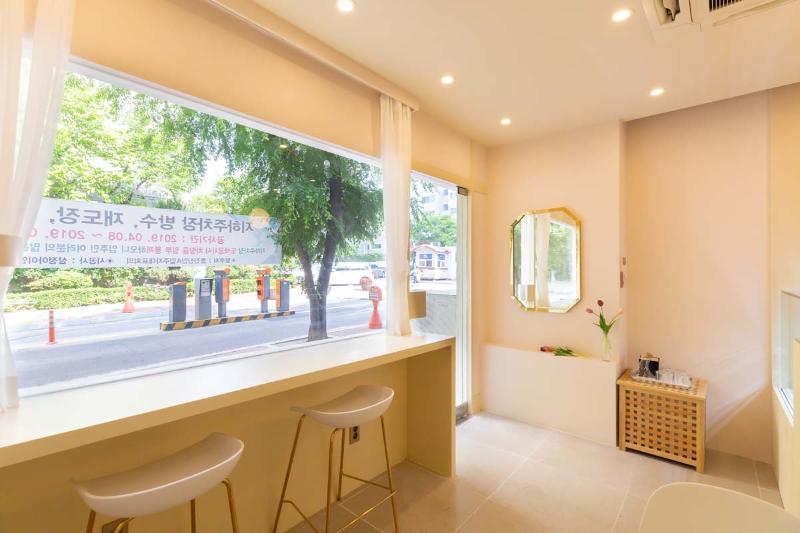 简约清新六坪蛋糕店设计-9