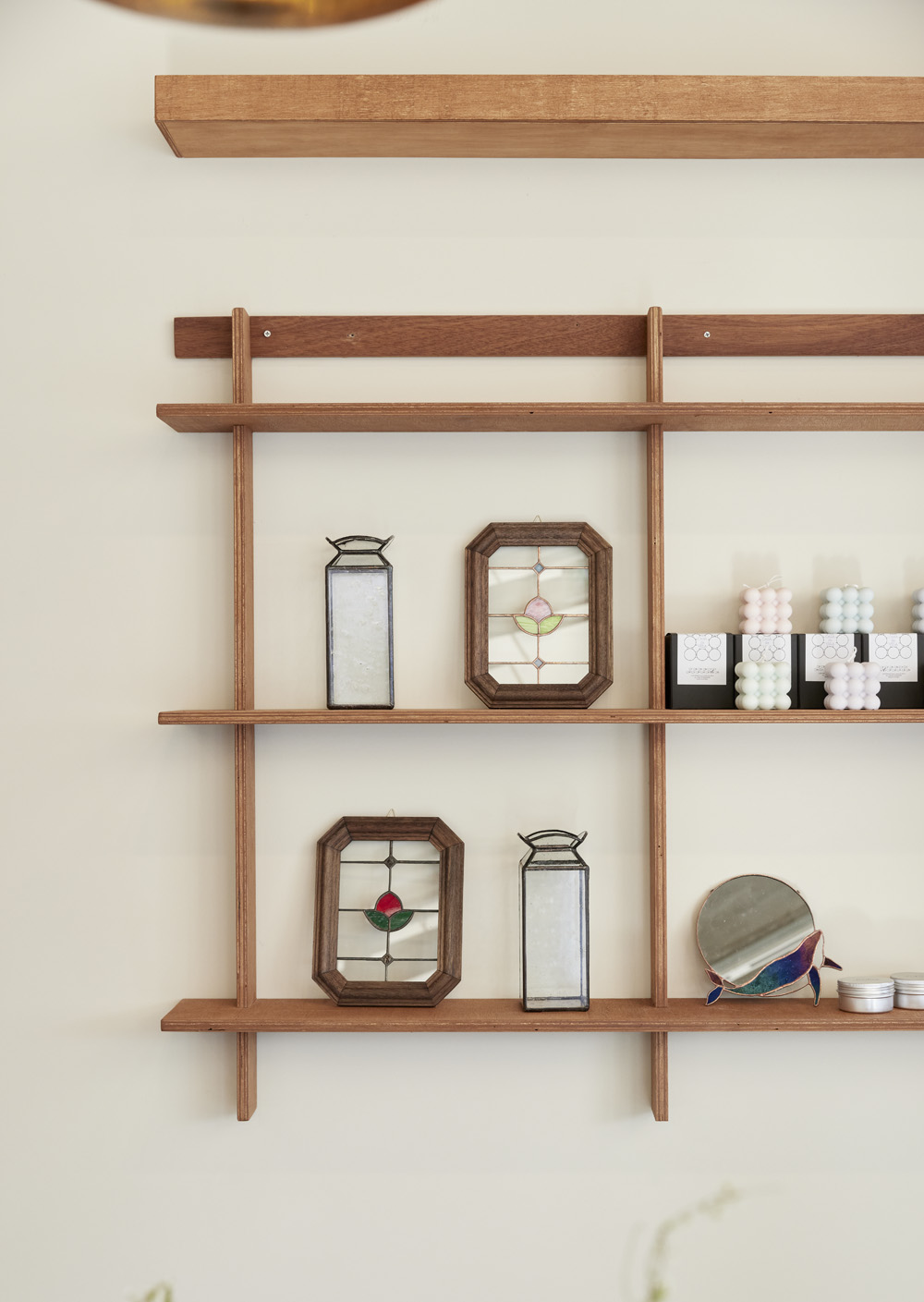 白色与木色交融，打造宁静舒适的室内空间-10