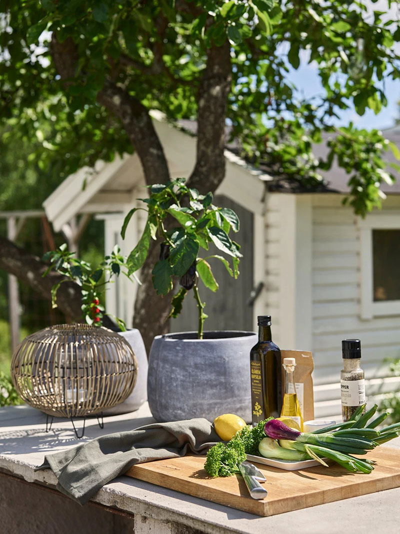 瑞典年轻家庭打造白色夏日小屋，自然与现代的完美融合-6