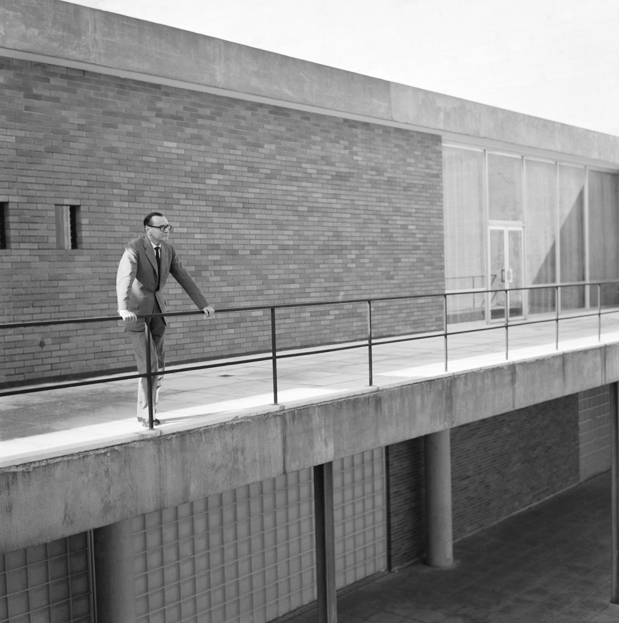 巴西里約熱內盧現代藝術博物館：建築大師 Affonso Eduardo Reidy 採V形柱列、懸吊樓板，打造現代主義建築經典 | FAM-50