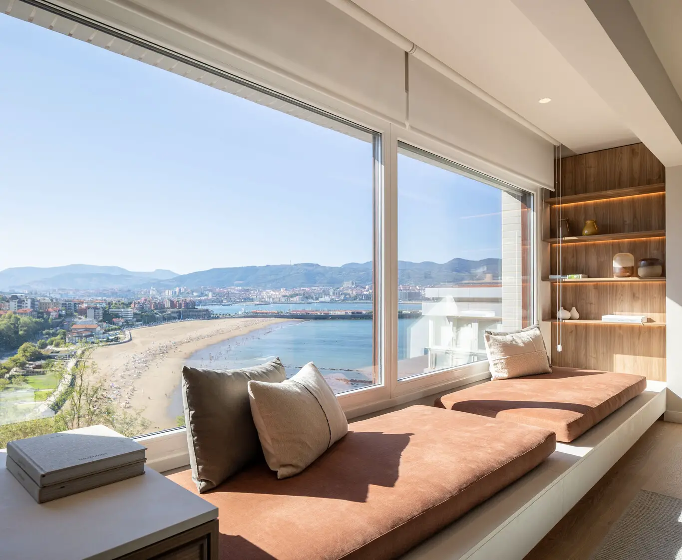 西班牙设计师的明亮海景公寓-1