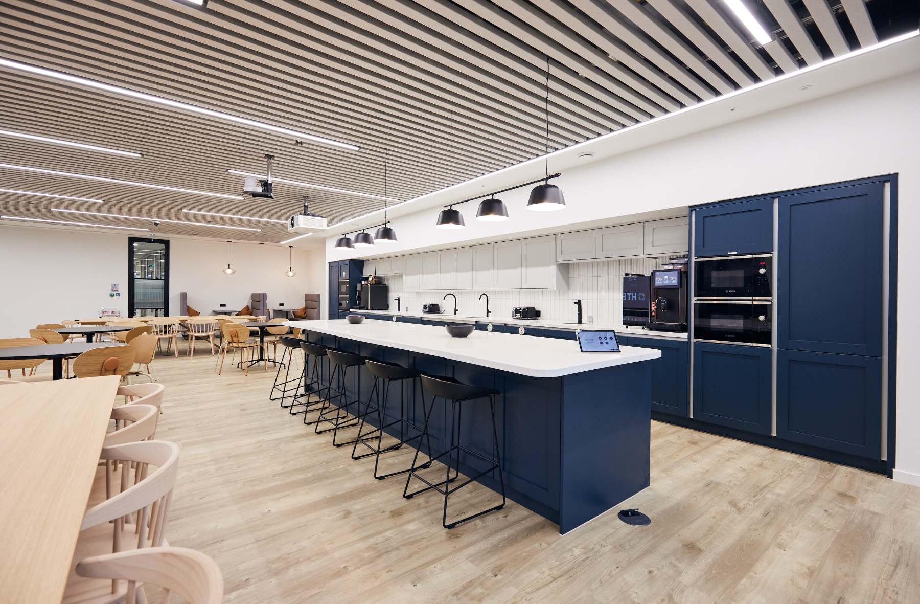 A Look Inside Hampshire Trust Bank’s New London Office - Officelovin'-4