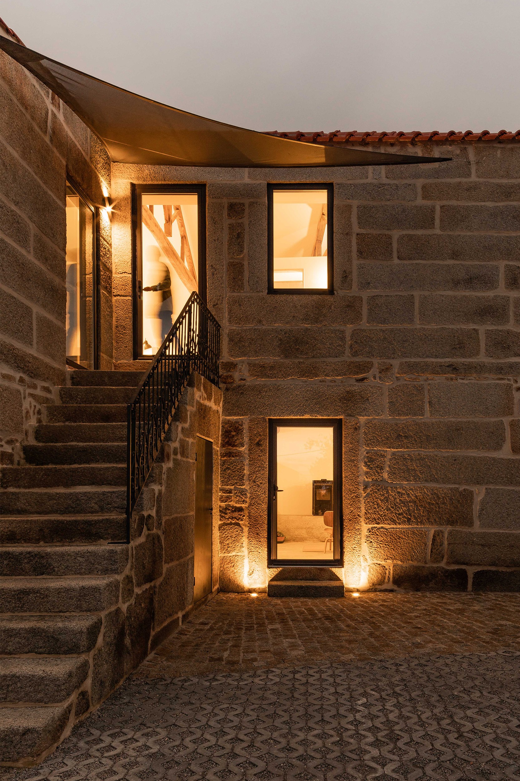 将乡村废弃房屋改造成现代舒适别墅丨葡萄牙丨Filipe Pina建筑工作室-19