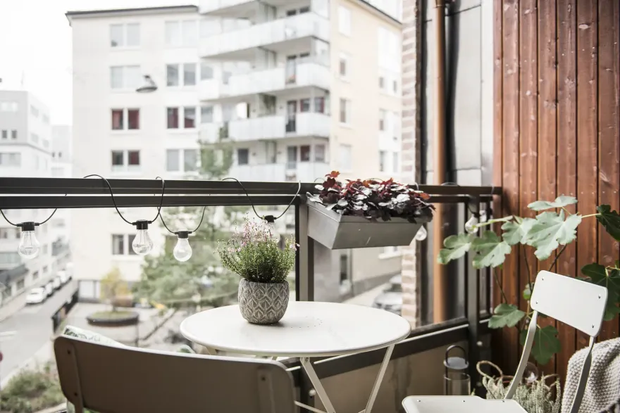 瑞典设计师打造纽约风格家庭公寓,水景阳台成亮点-17