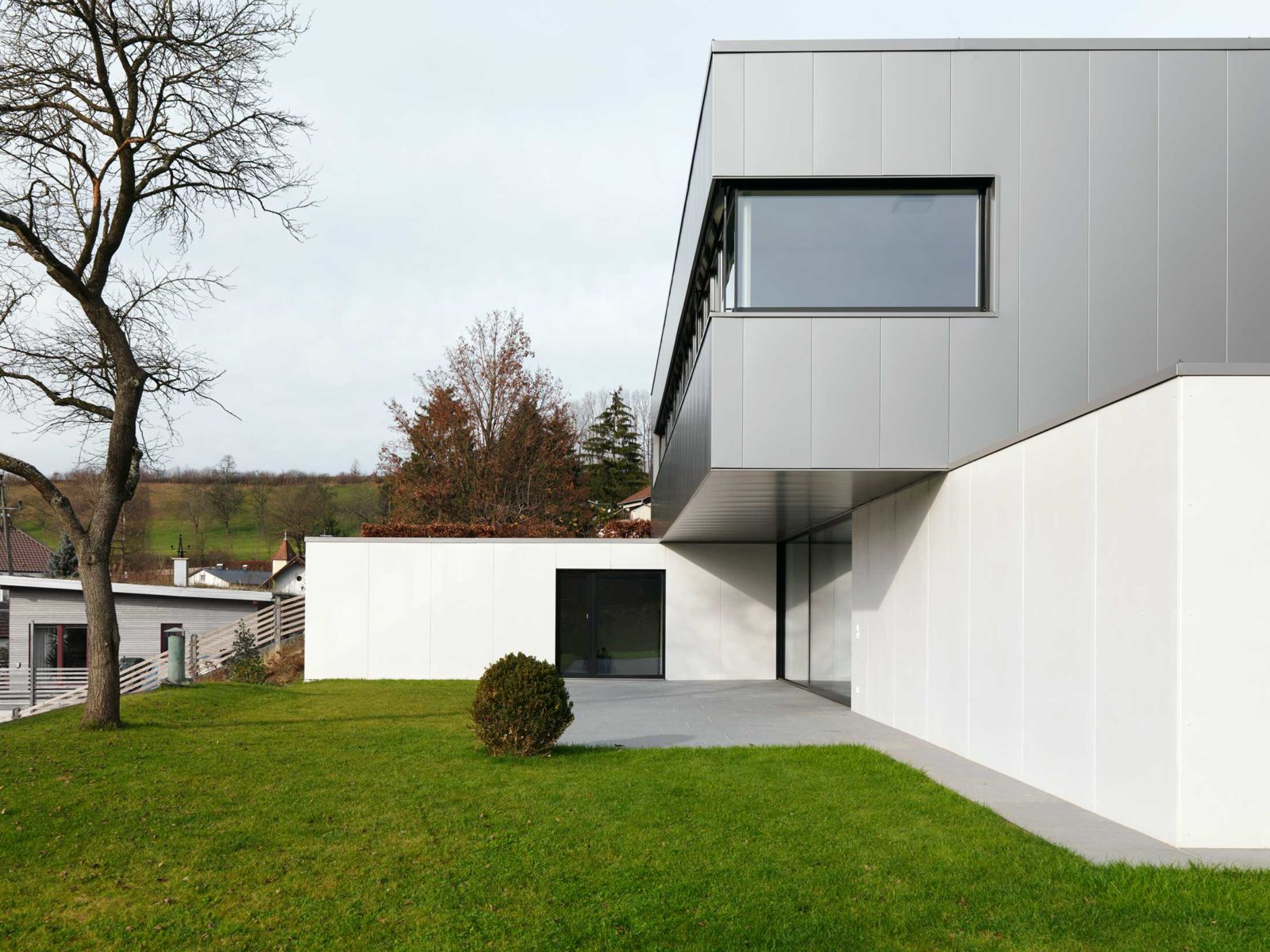 这个表述可能有误，如果是 Schütting Haus ，结合德语语境，Schütting 常指仓库、货栈等， Haus 是房子、宅邸的意思，可翻译为施廷宅邸（考虑到可能是特定建筑名称，音译结合意译） 如果这不是你想要的结果，请检查原文是否准确 -8