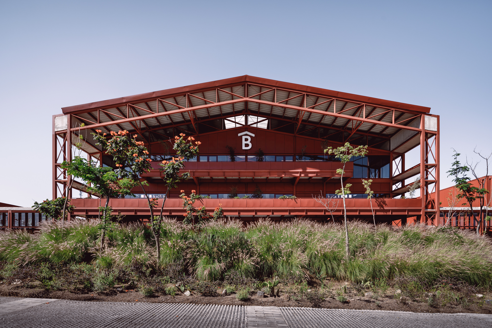 工业与花园的结合：CBG园区 / Estudio MMX+Luis Campos-5