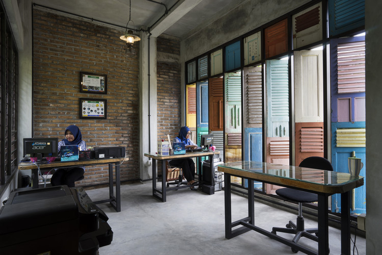 爪哇民族风与现代元素碰撞的和谐办公空间-24