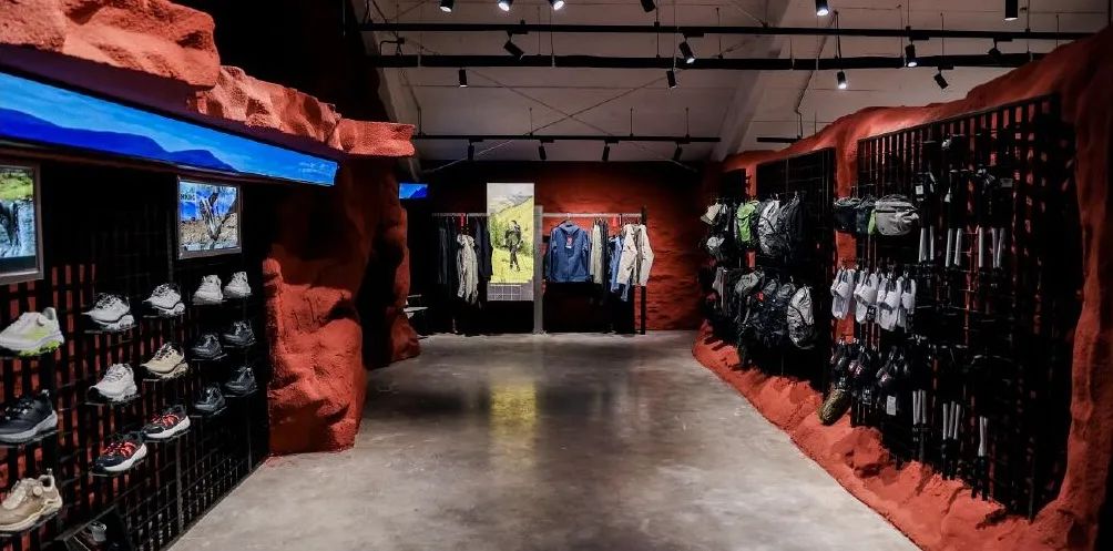 安德玛 首家户外会员店，工业未来风-2
