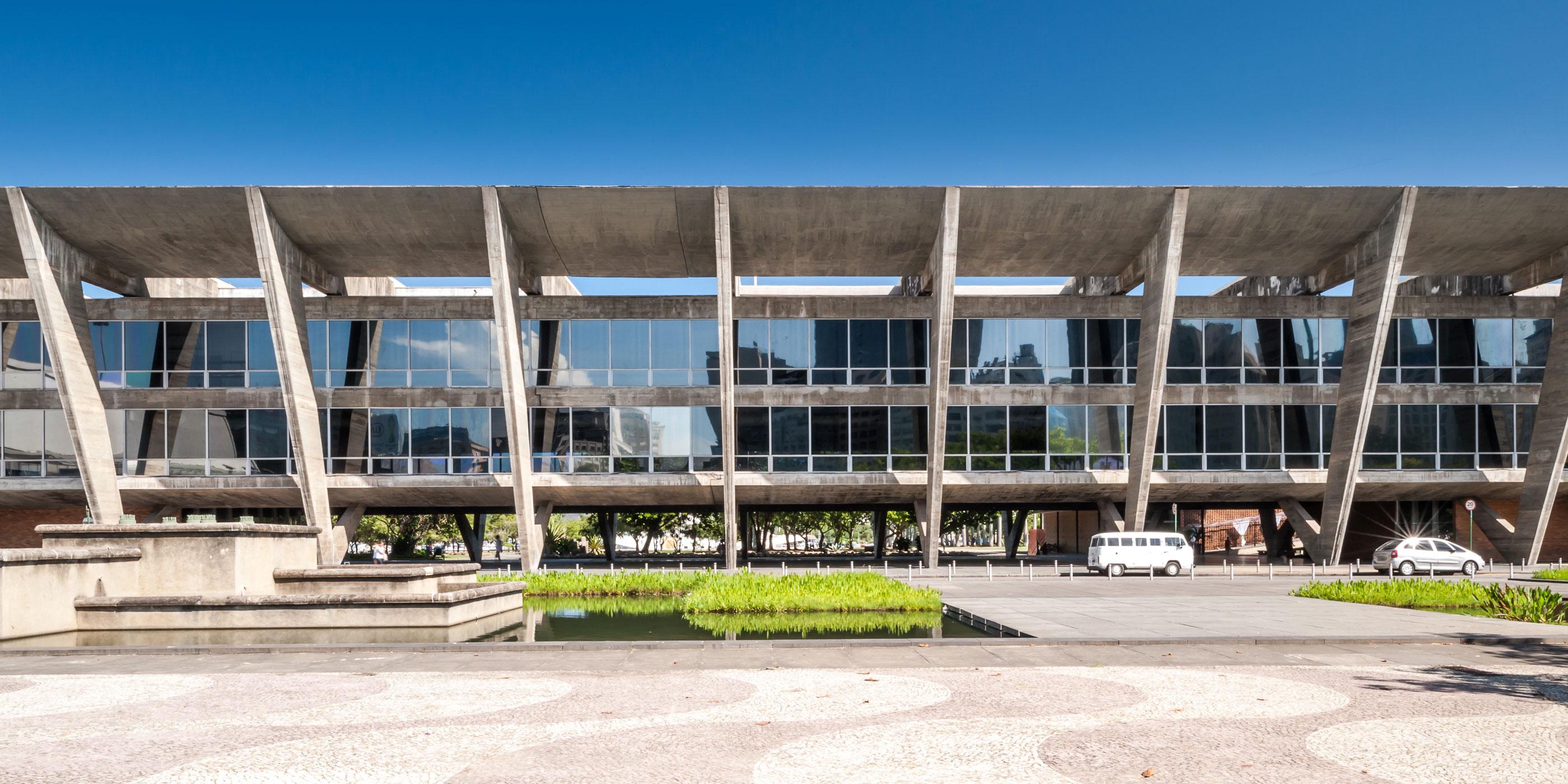 巴西里約熱內盧現代藝術博物館：建築大師 Affonso Eduardo Reidy 採V形柱列、懸吊樓板，打造現代主義建築經典 | FAM-32