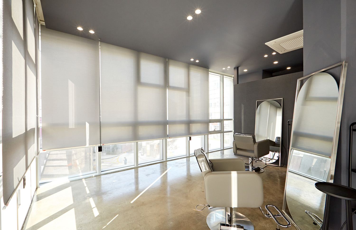 22 平现代男性美容室 | 黑白色调的精致空间-11