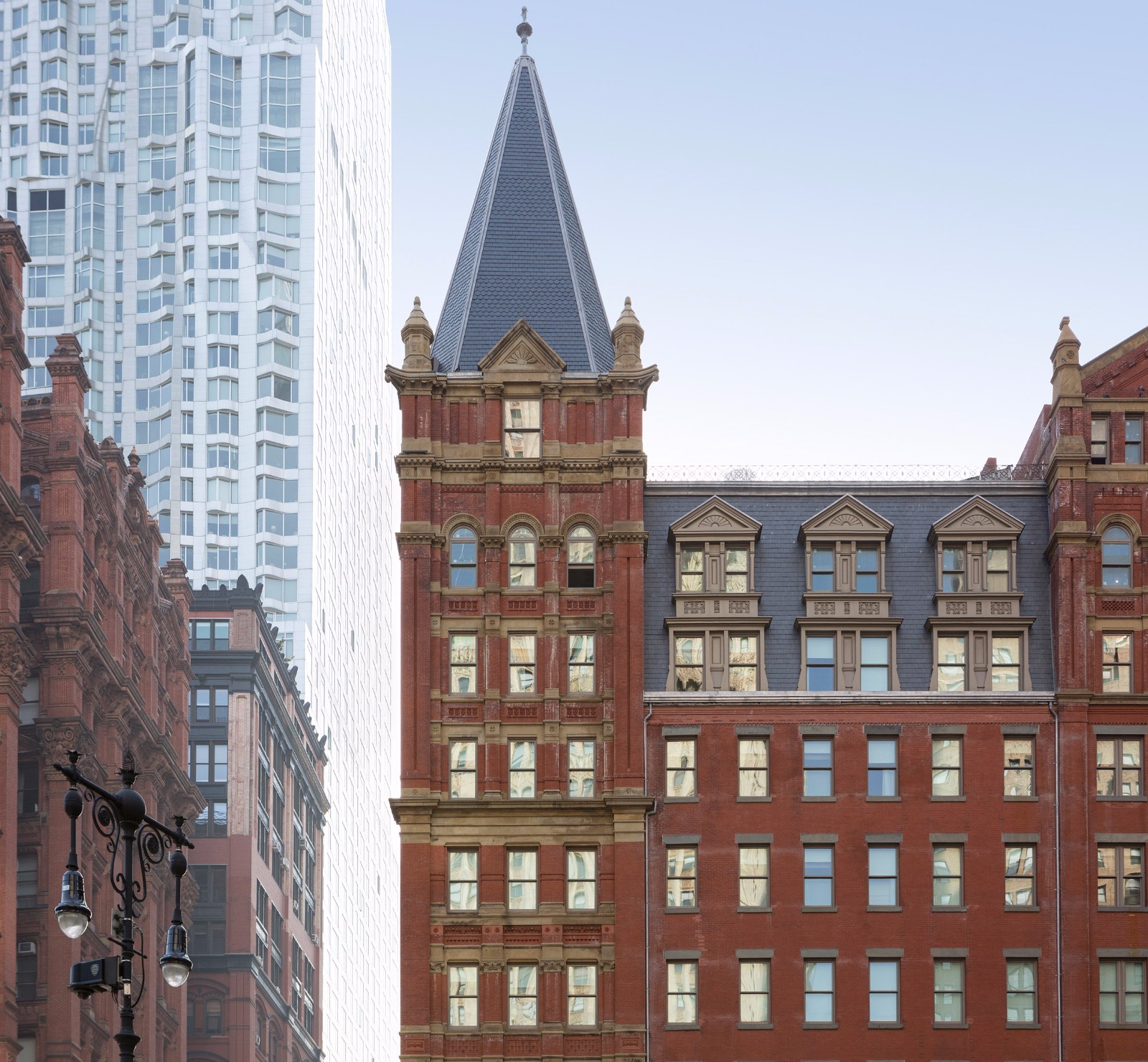 纽约老楼翻新后的时尚酒店——Beekman Hotel-0