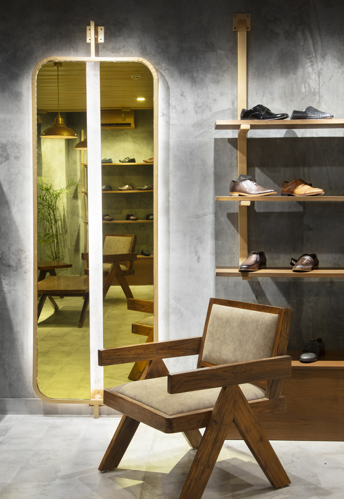 融合建筑美学的奢华鞋店设计-32