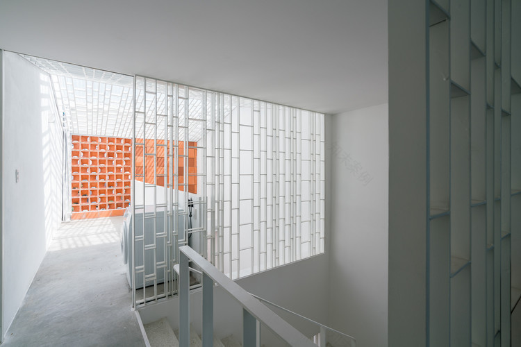 ZAKK ANDS HOUSE 透明金属边界与自然光影的完美融合-4