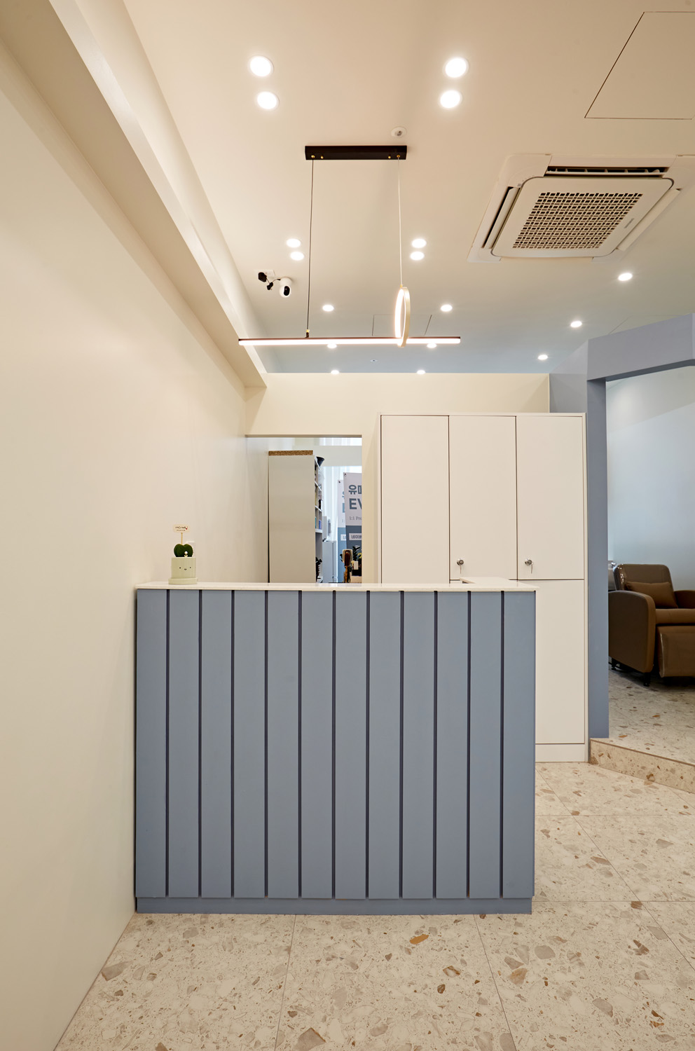 蓝色点缀的白色美容院设计-11