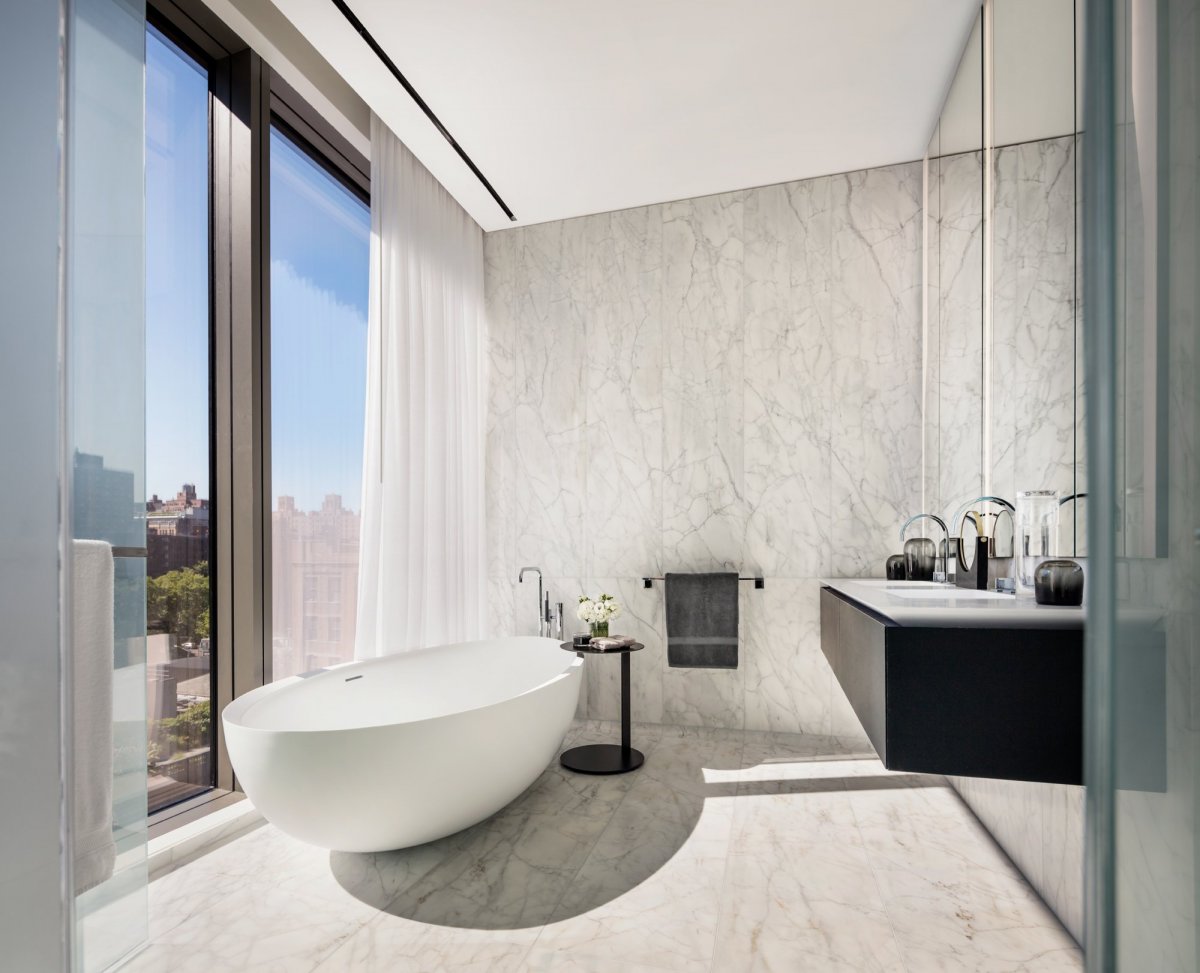 Eric Cohler 设计纽约豪华公寓，弯曲沙发诠释侘寂美学-9