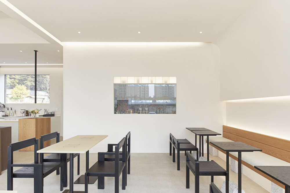 白色木纹打造宁静咖啡厅空间-7