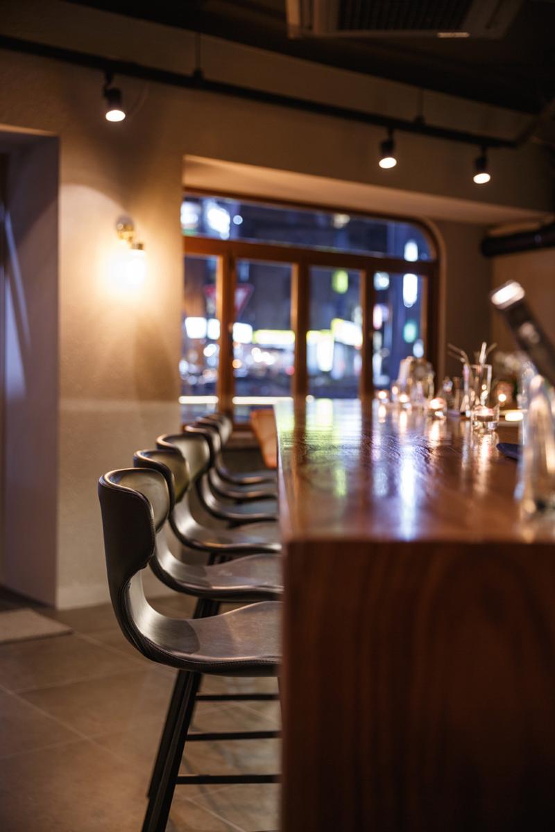 照明点缀的十平米温馨小酒吧设计-10