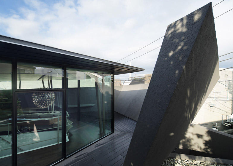 东京“黑棺材”住宅,封闭外表下的明亮空间-10