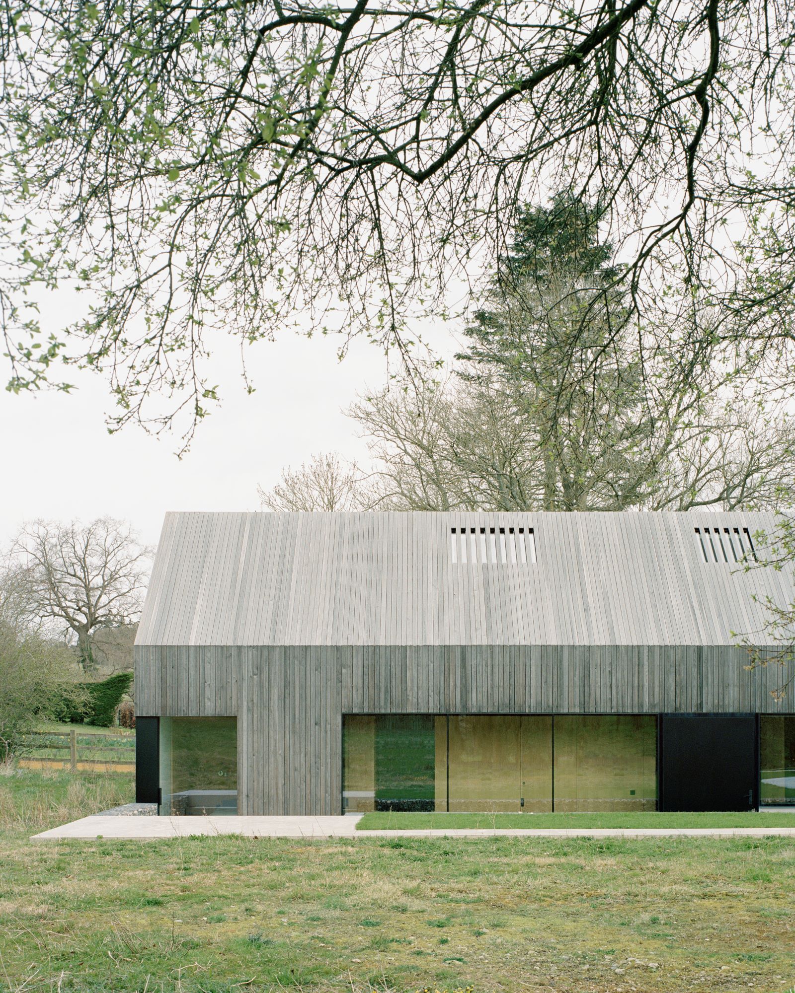 将谷仓改造成带玻璃走廊的简约风乡村住宅丨英国牛津丨McLaren Excell建筑事务所-20