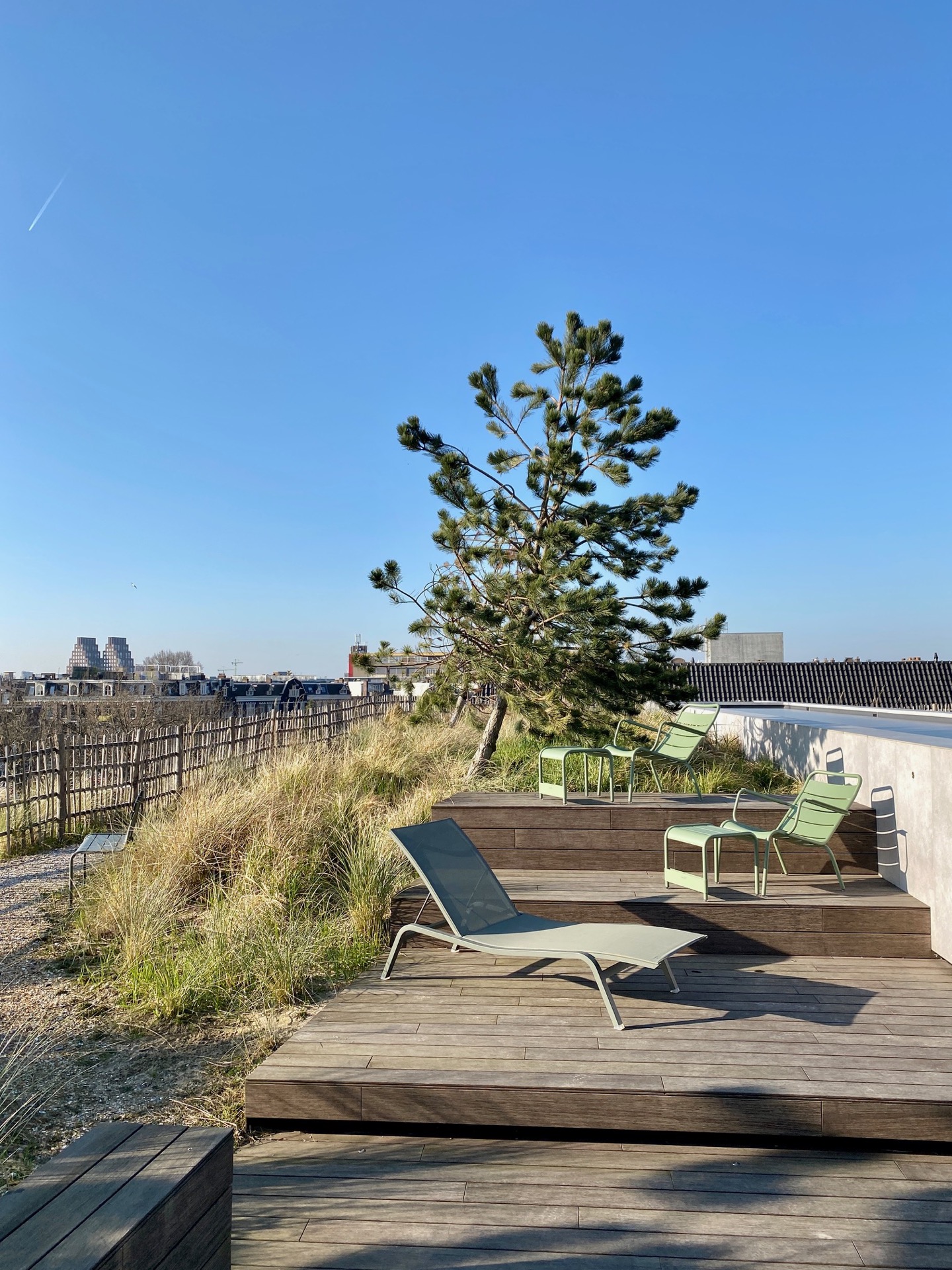 Exclusieve tuinmeubels op luxe terras-0