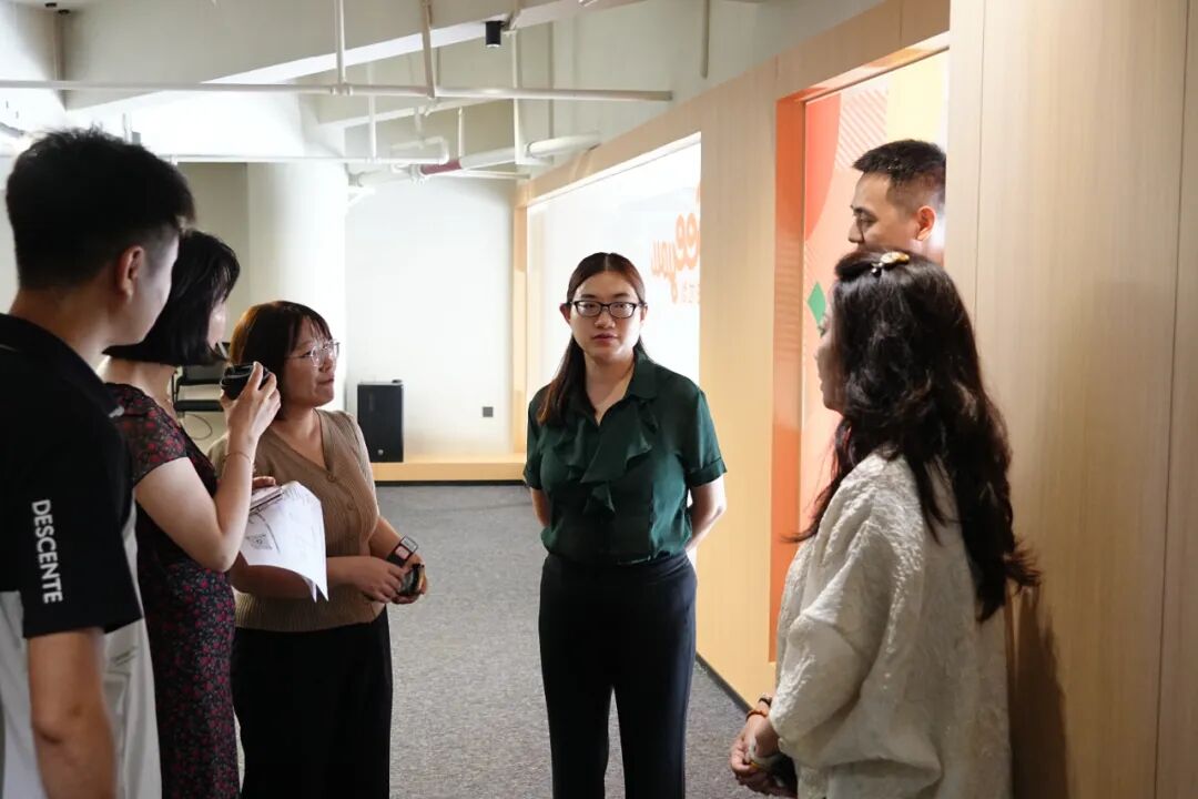 江北区委社会工作部领导一行莅临言瓷映画交流社区服务工作-8