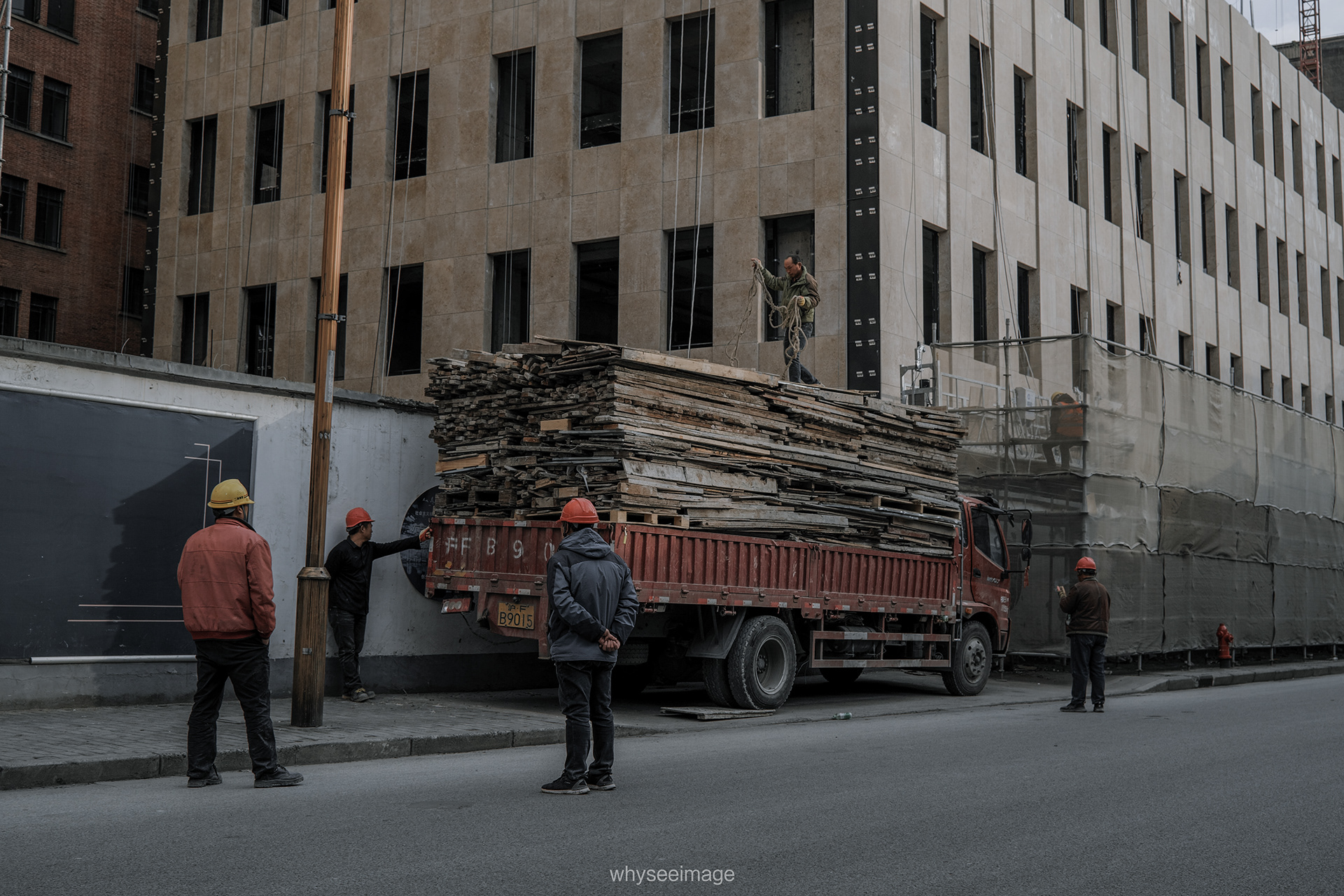 在被框选的画面之外 · 不如回到街头丨中国上海丨whyseeimage-30