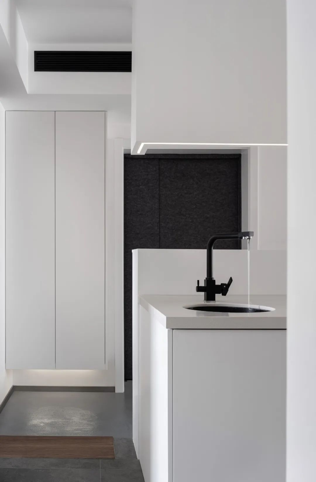 黑白基调,打造隔绝纷扰的年轻夫妻新居-19