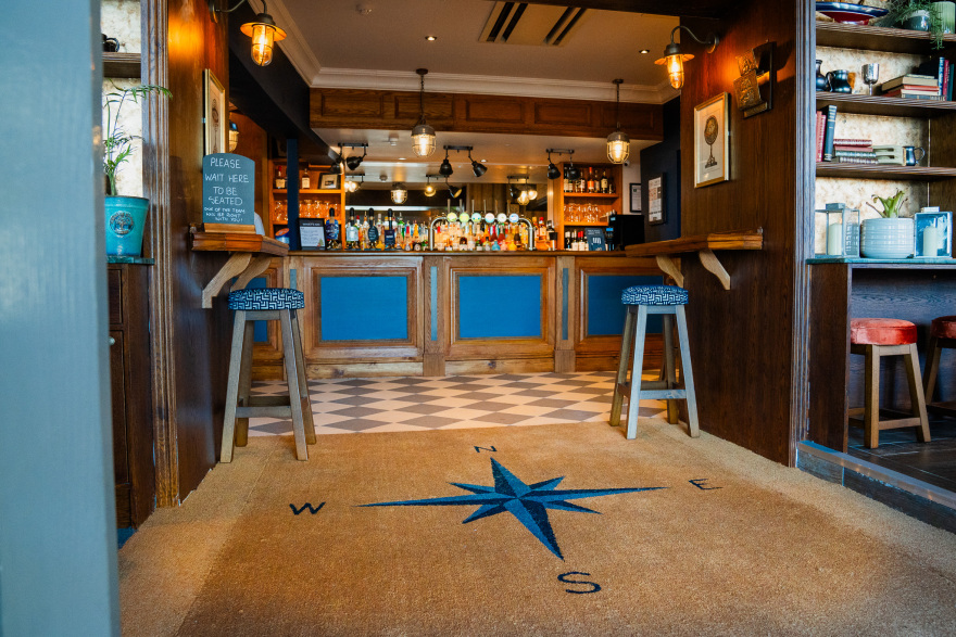 滨水区;海滨;河畔区域(注:具体含义需结合语境确定,这里滨水区是较为宽泛常用的译法) 丨United KingdomPlymouth-17