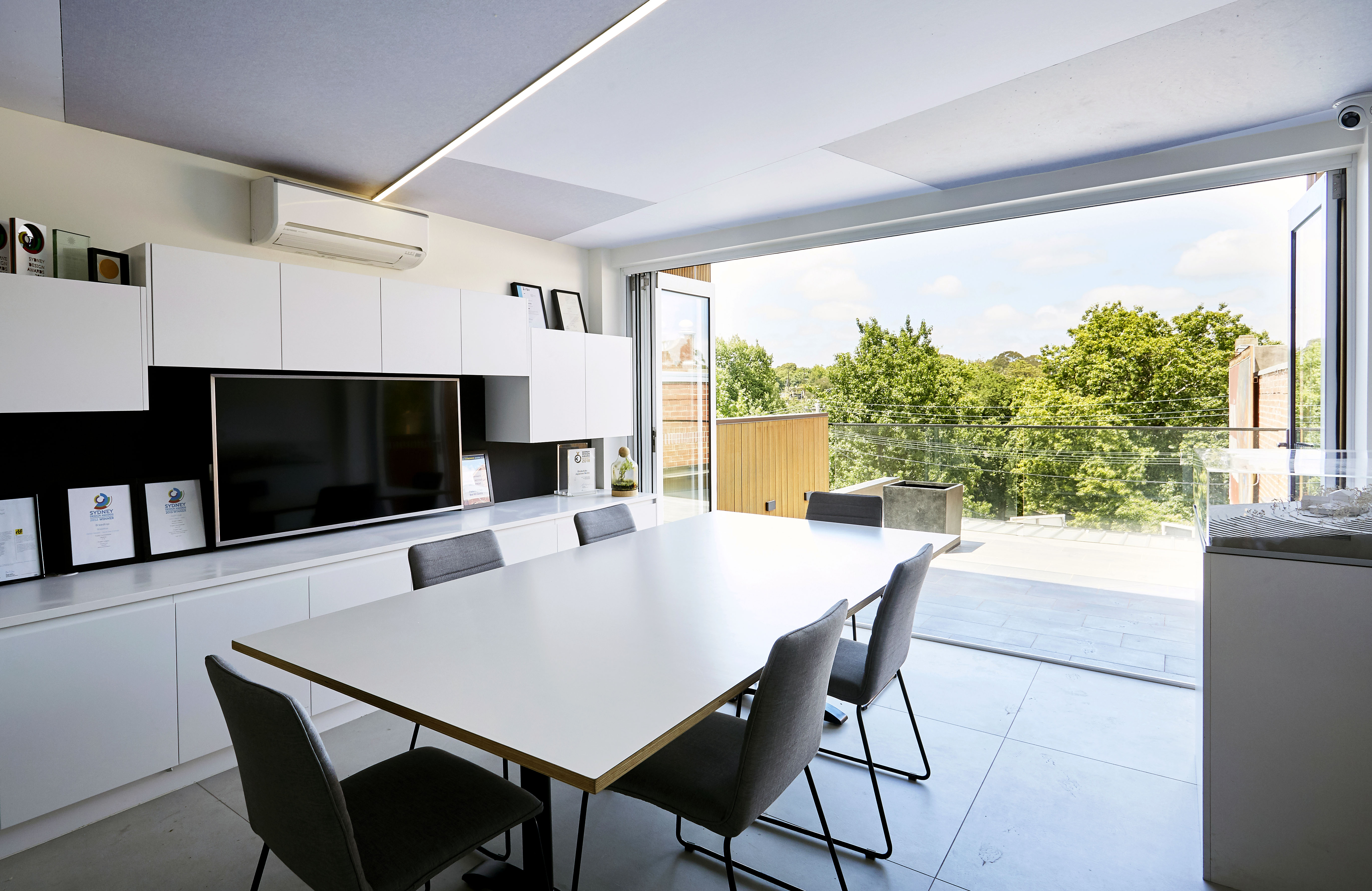 融入线性元素的现代办公空间-9