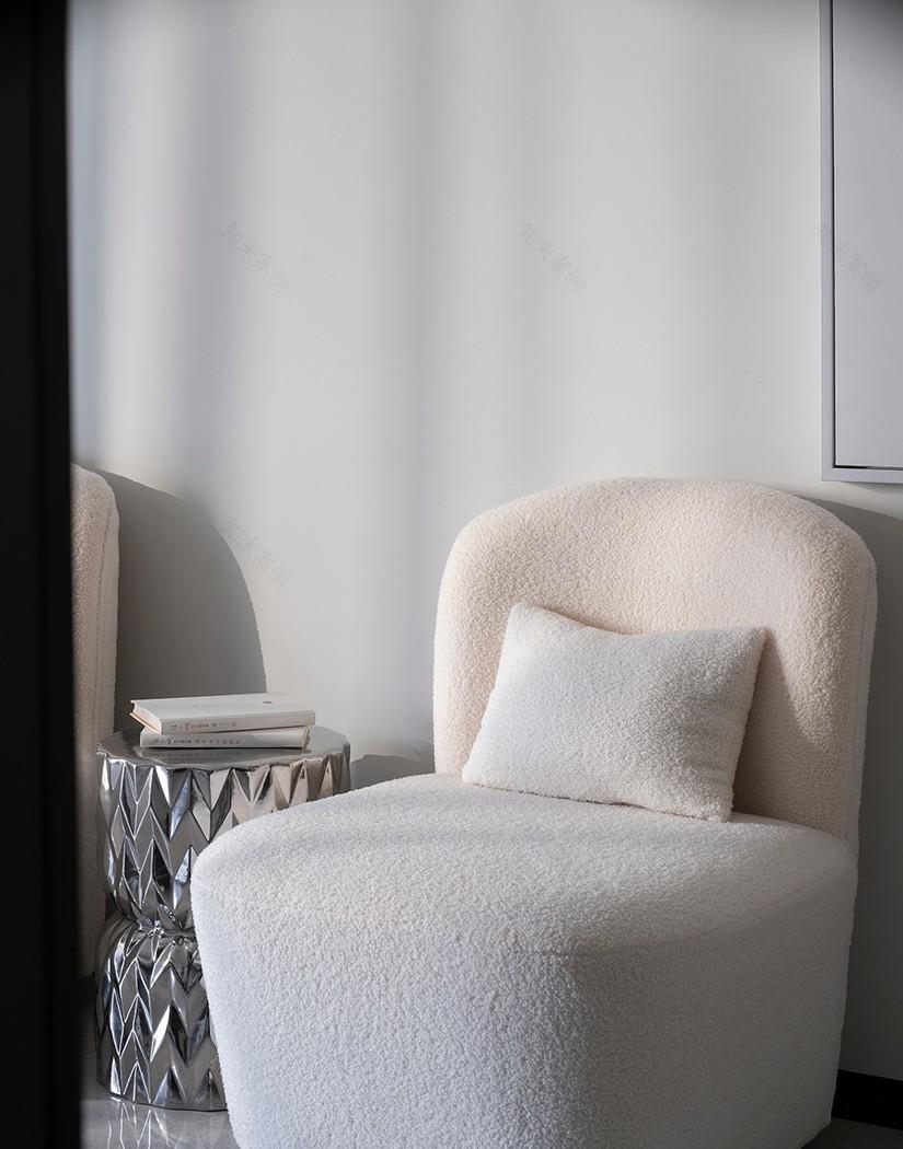 灰色调温馨别墅,午后光影下的和谐空间-37