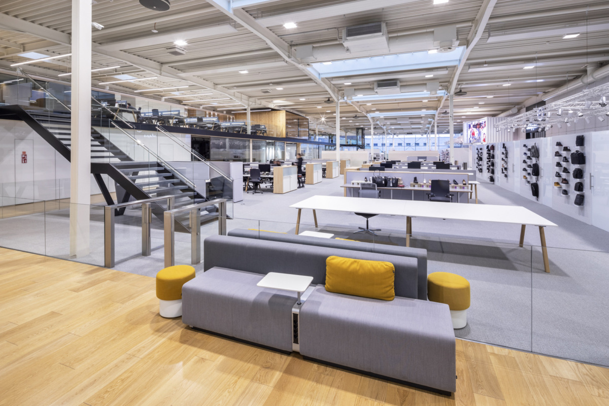 波兰 CCC 鞋包办公空间-13