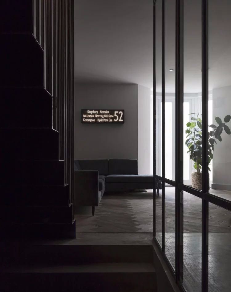 伦敦住宅的黄铜魅力-56