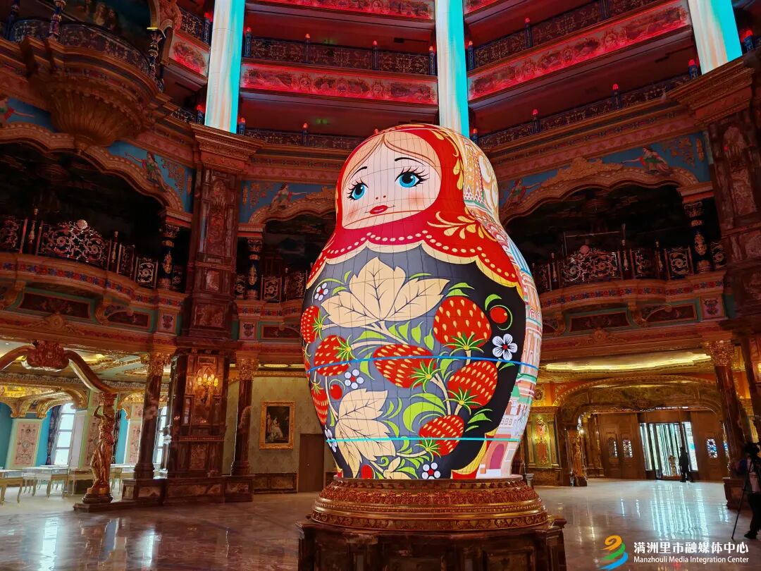 93米！全球最大套娃建筑！草原上的魔幻城堡，10万游客打卡背后的争议与狂欢-4