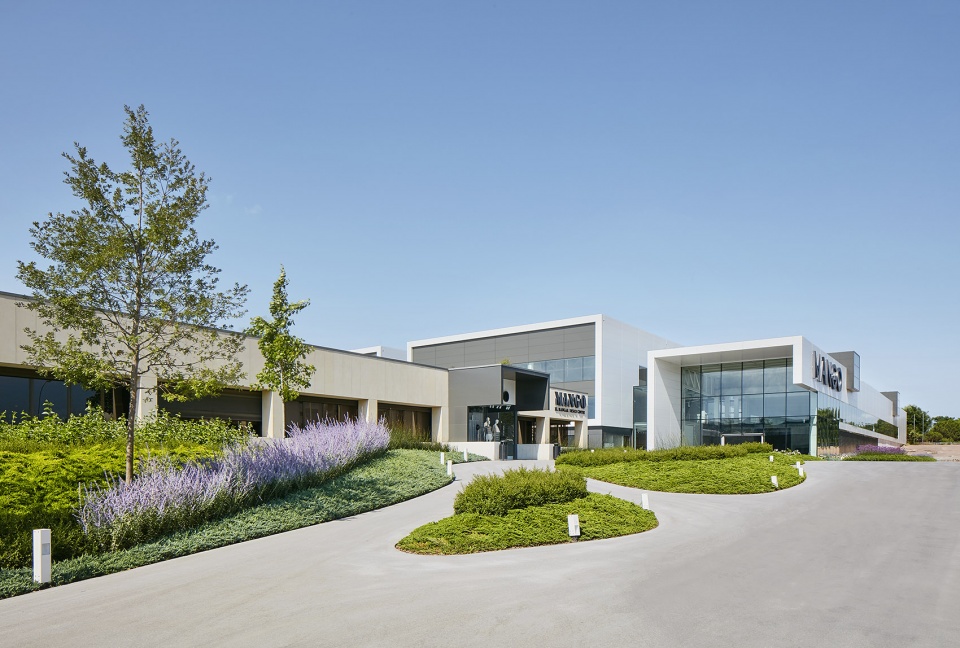 绿意盎然的多功能景观空间——MANGO 设计中心巴塞罗那景观项目-13