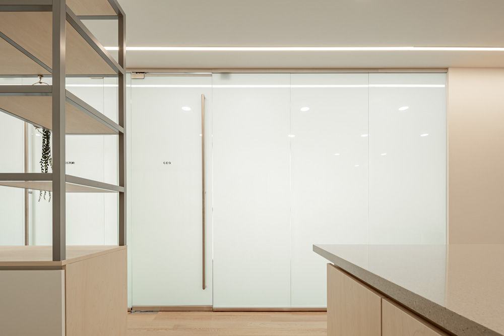 白色与木质的优雅融合 | 53 度商务办公室设计-19