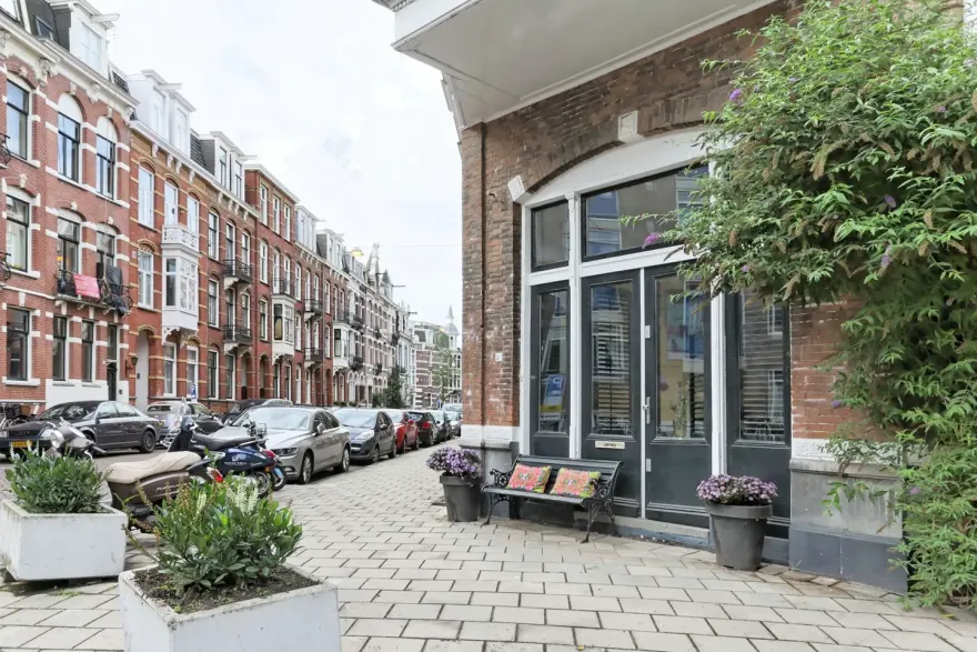 阿姆斯特丹 1897 年老建筑里的彩色魅力公寓-12