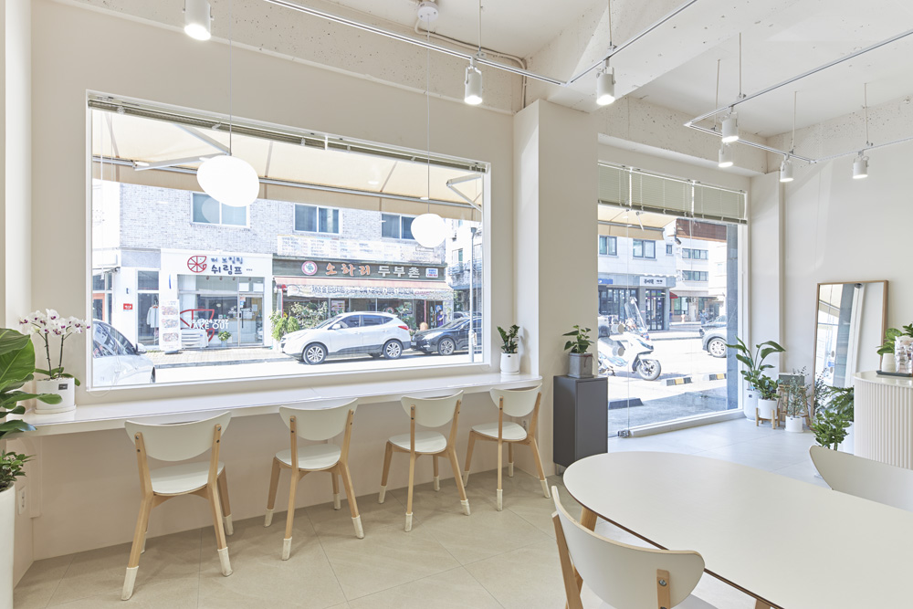 明亮氛围的 22 平米白色与木色调餐厅-10