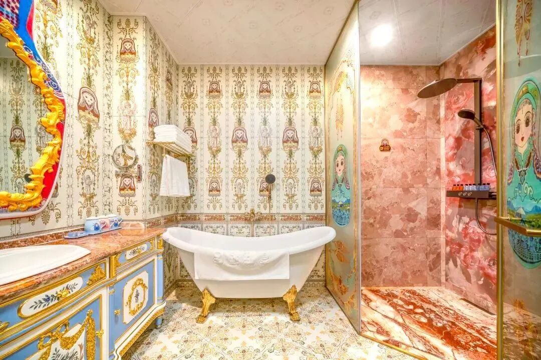 93米!全球最大套娃建筑!草原上的魔幻城堡,10万游客打卡背后的争议与狂欢-16