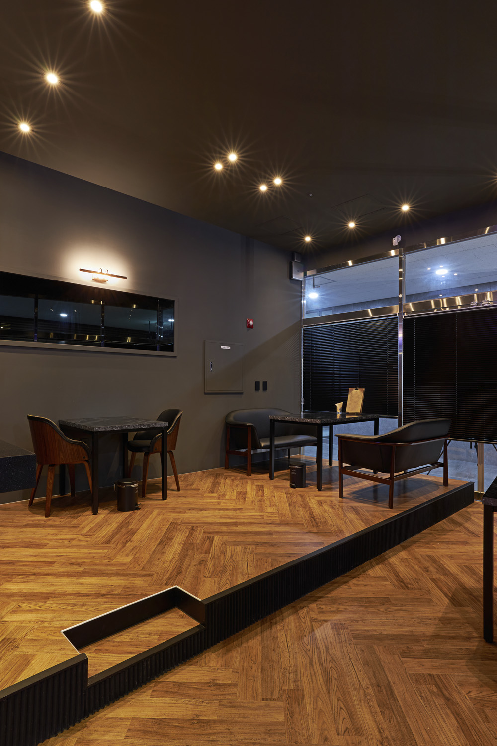 照明点睛，20 坪现代酒吧的精致氛围-7