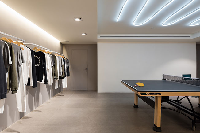 548㎡前莫斯科建筑局改造的时尚商店  LOGIC-17