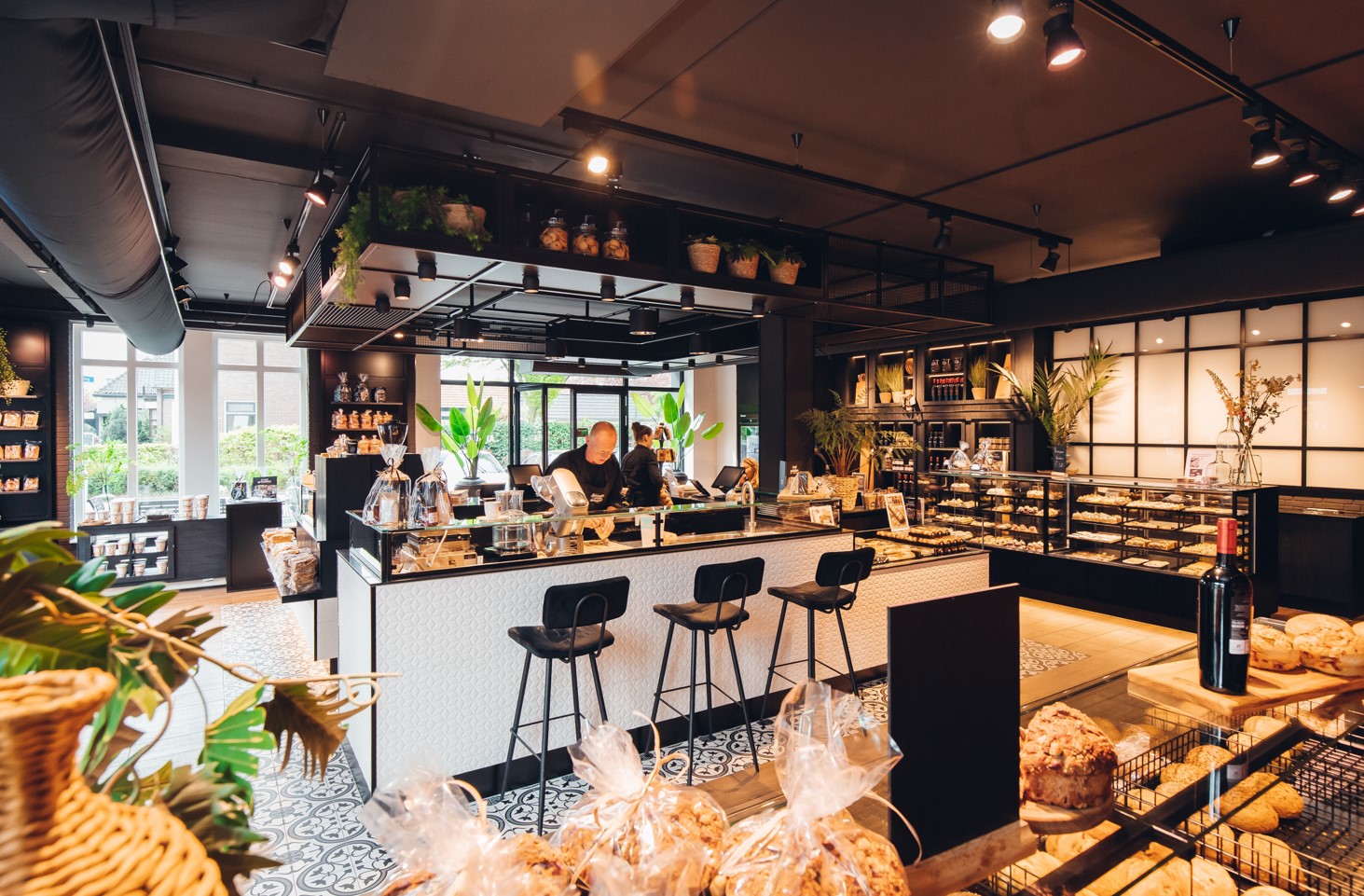 现代荷兰面包店的黑色与白色设计-10