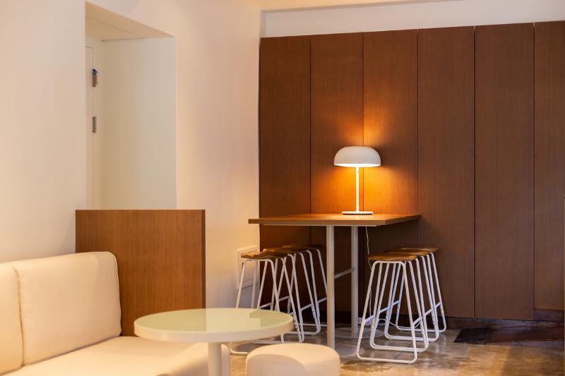 25 坪温暖氛围的白色与木质调咖啡馆设计-8