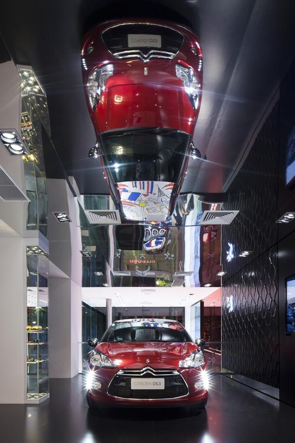 红镜楼梯连接三层空间，透明玻璃幕墙打造未来感 Citroën 商店-7