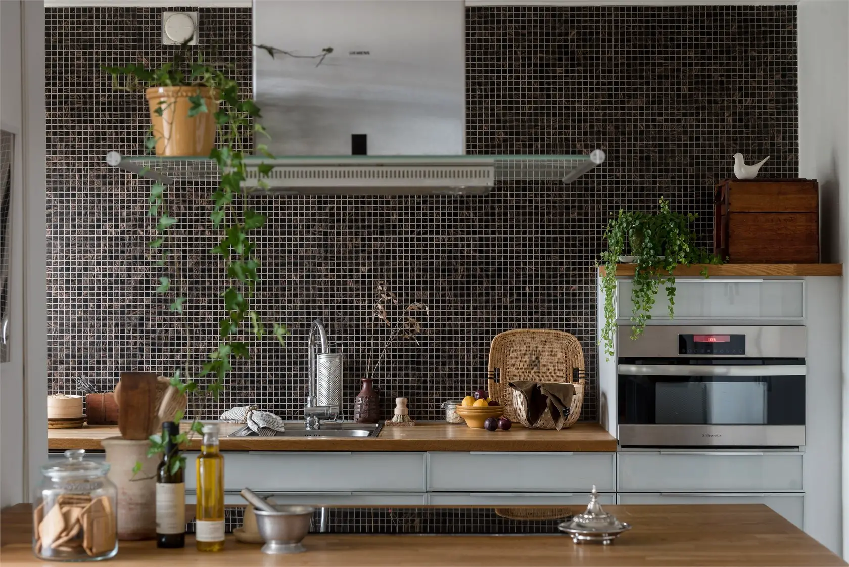 瑞典湖景公寓 | 灰色优雅与自然和谐共生-8